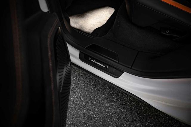 Photo of 2024 White Lamborghini Urus