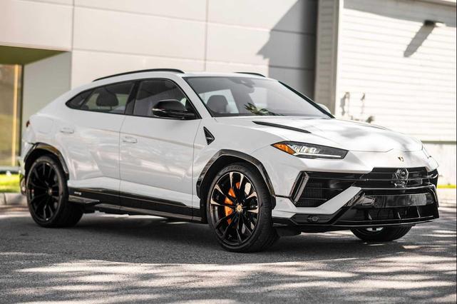 Photo of 2024 White Lamborghini Urus