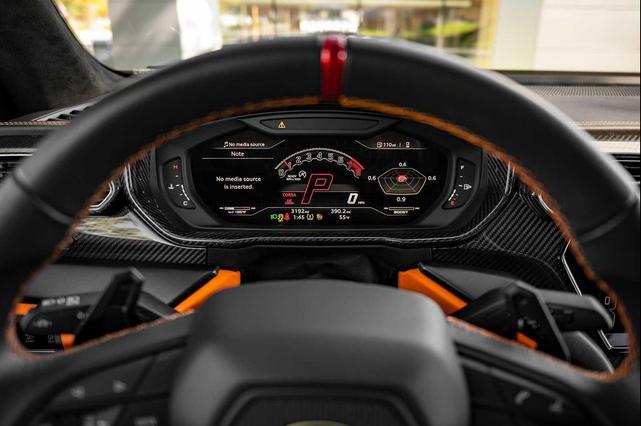 Photo of 2024 White Lamborghini Urus