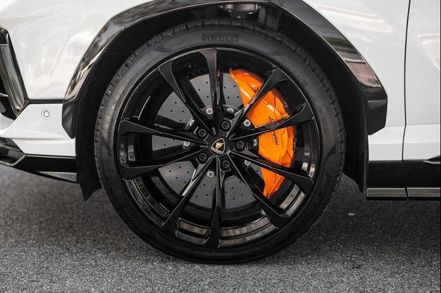 Photo of 2024 White Lamborghini Urus