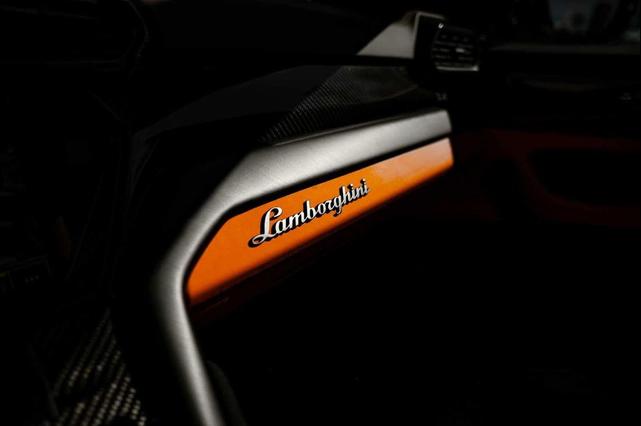 Photo of 2024 White Lamborghini Urus