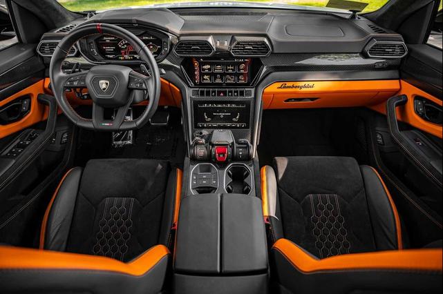 Photo of 2024 White Lamborghini Urus