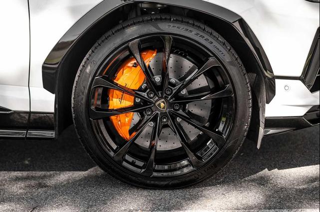 Photo of 2024 White Lamborghini Urus