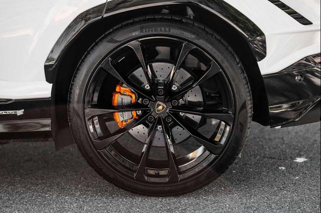 Photo of 2024 White Lamborghini Urus