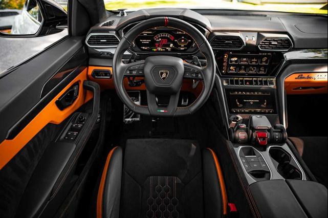 Photo of 2024 White Lamborghini Urus