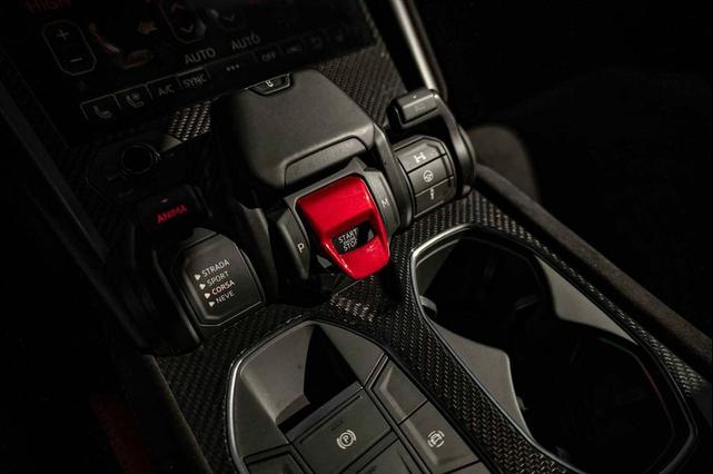 Photo of 2024 White Lamborghini Urus