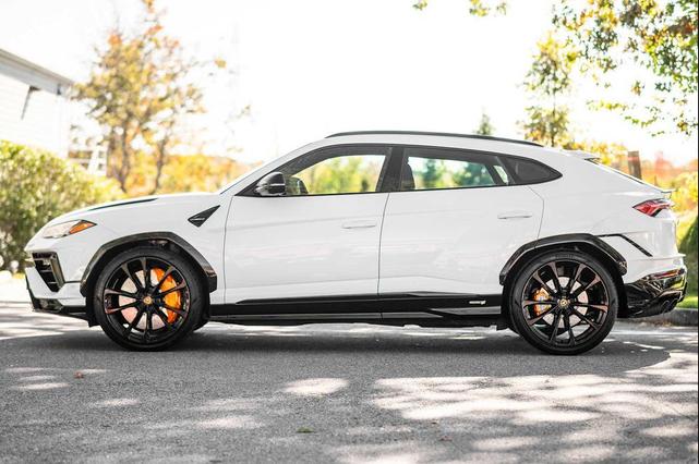 Photo of 2024 White Lamborghini Urus