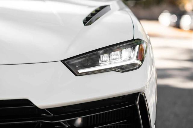 Photo of 2024 White Lamborghini Urus