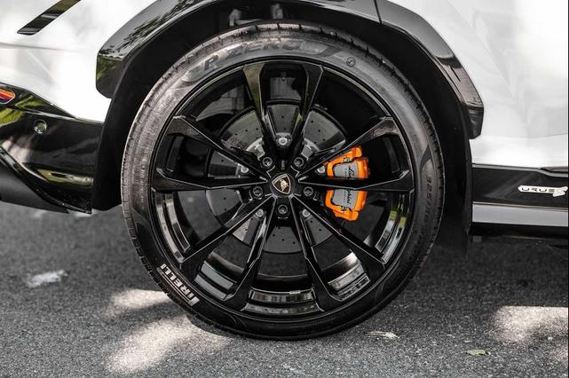 Photo of 2024 White Lamborghini Urus
