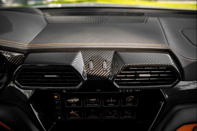 Photo of 2024 White Lamborghini Urus