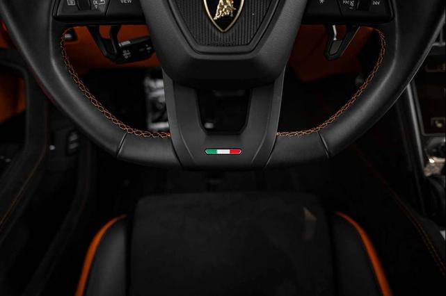 Photo of 2024 White Lamborghini Urus