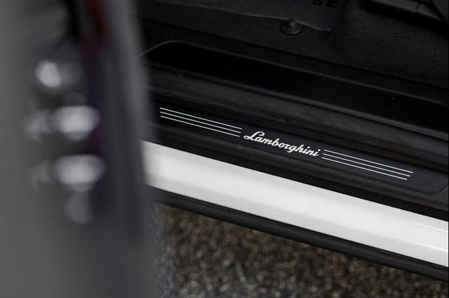 Photo of 2024 White Lamborghini Urus