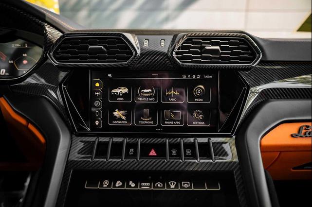 Photo of 2024 White Lamborghini Urus