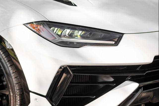 Photo of 2024 White Lamborghini Urus