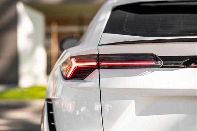 Photo of 2024 White Lamborghini Urus