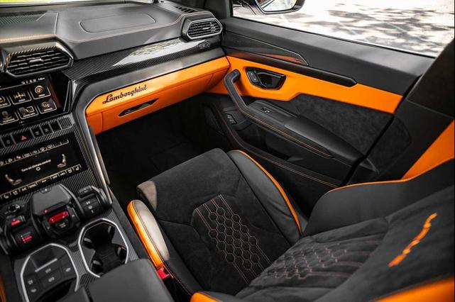 Photo of 2024 White Lamborghini Urus