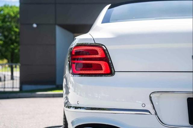 Photo of 2022 Glacier White Bentley Flying Spur