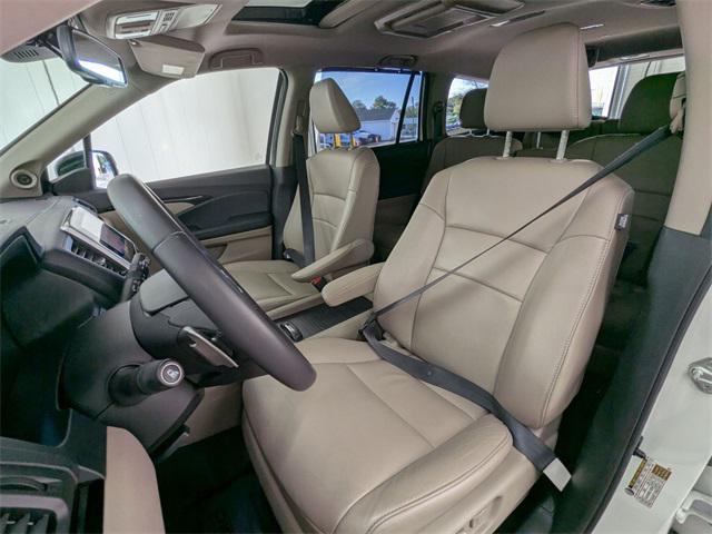 Photo of 2017 White Diamond Pearl Honda Pilot