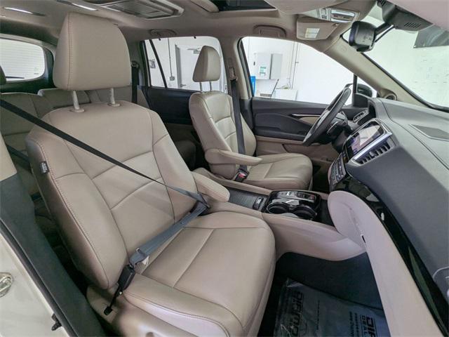 Photo of 2017 White Diamond Pearl Honda Pilot