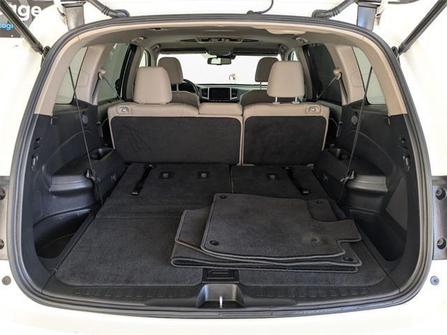 Photo of 2017 White Diamond Pearl Honda Pilot