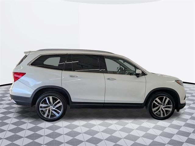 Photo of 2017 White Diamond Pearl Honda Pilot
