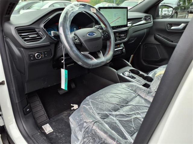 Photo of 2025 Star White Metallic Tri-Coat Ford Escape