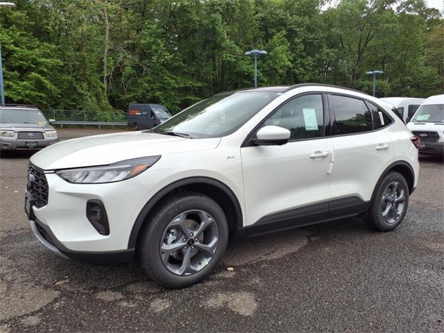 Photo of 2025 Star White Metallic Tri-Coat Ford Escape