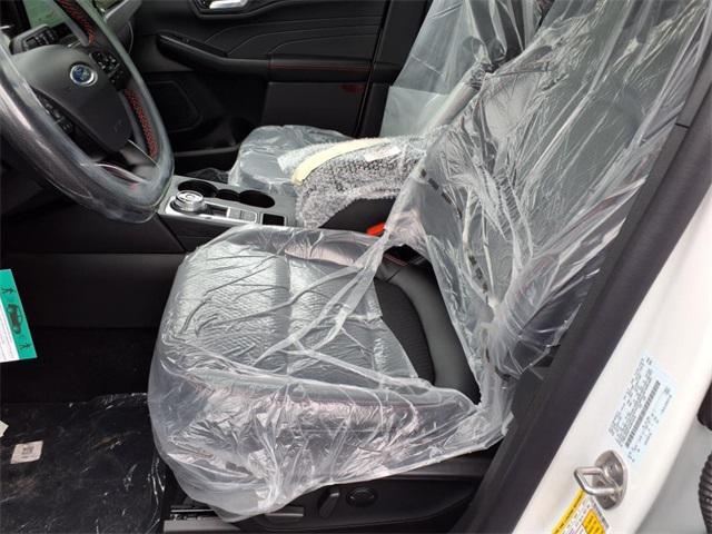 Photo of 2025 Star White Metallic Tri-Coat Ford Escape