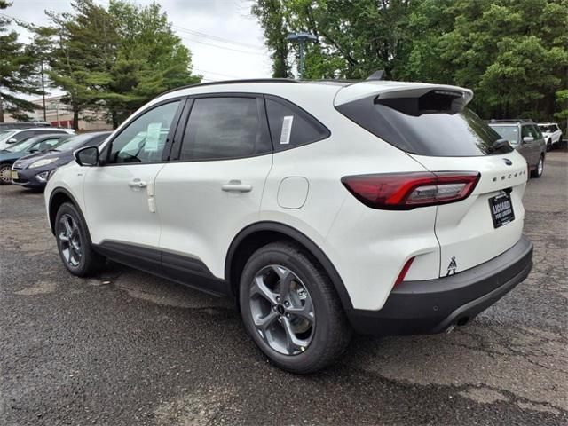 Photo of 2025 Star White Metallic Tri-Coat Ford Escape
