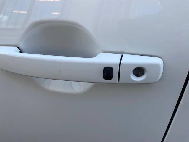 Photo of 2023 Glacier White Nissan Frontier