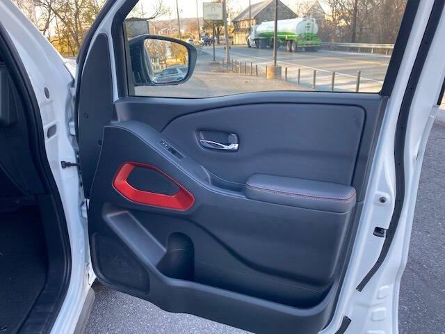 Photo of 2023 Glacier White Nissan Frontier