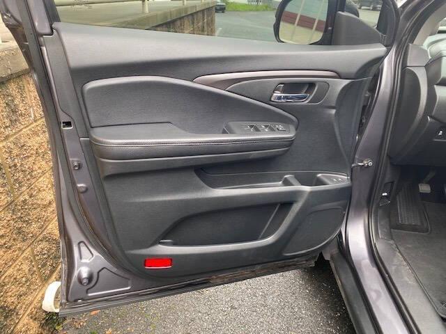 Photo of 2017 Modern Steel Metallic Honda Pilot
