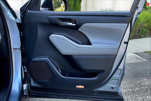 Photo of 2022 Moon Dust Toyota Highlander Hybrid