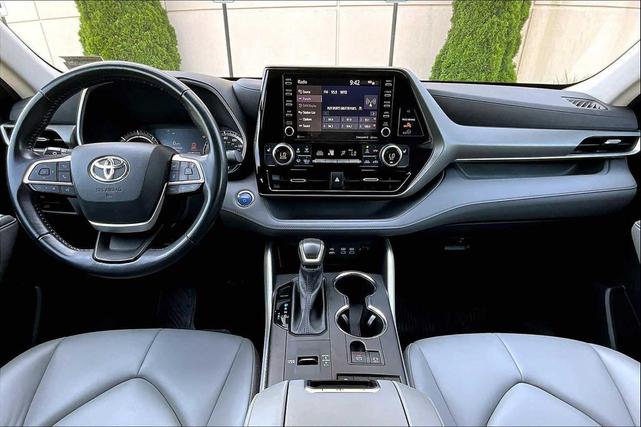 Photo of 2022 Moon Dust Toyota Highlander Hybrid