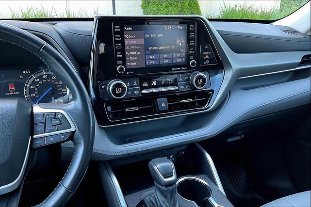 Photo of 2022 Moon Dust Toyota Highlander Hybrid