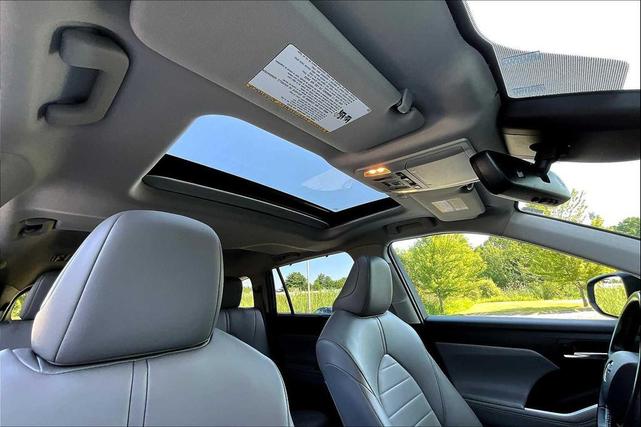 Photo of 2022 Moon Dust Toyota Highlander Hybrid
