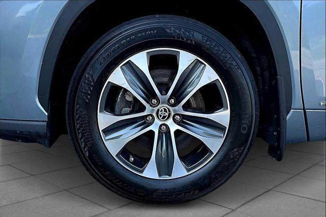 Photo of 2022 Moon Dust Toyota Highlander Hybrid