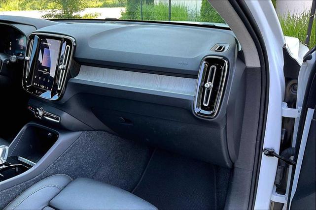 Photo of 2025 Crystal White Pearl Volvo XC40