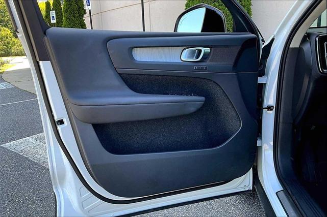 Photo of 2025 Crystal White Pearl Volvo XC40