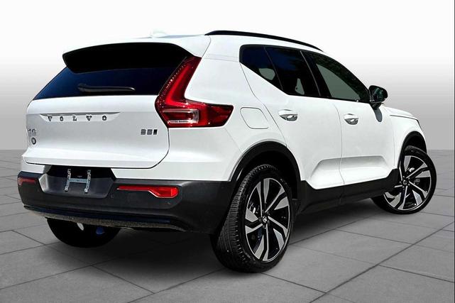 Photo of 2025 Crystal White Pearl Volvo XC40