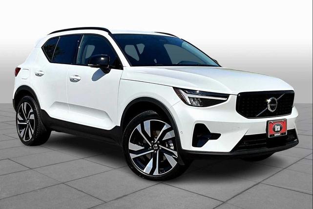 Photo of 2025 Crystal White Pearl Volvo XC40