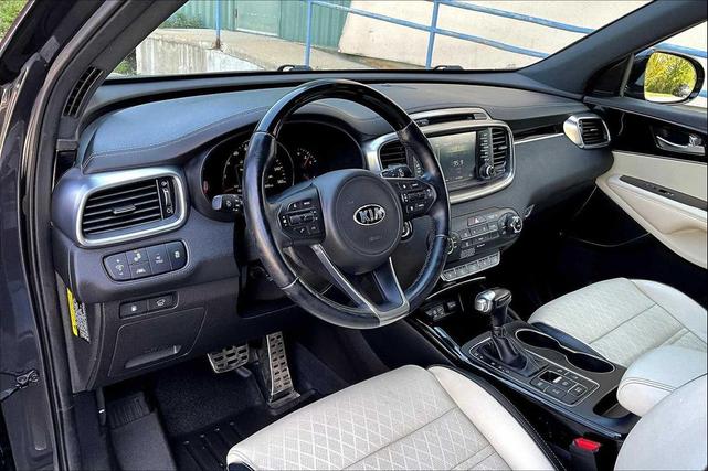 Photo of 2016 Platinum Graphite Kia Sorento