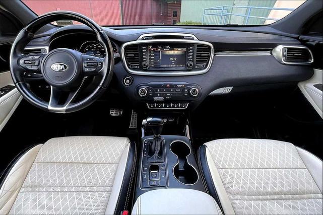 Photo of 2016 Platinum Graphite Kia Sorento