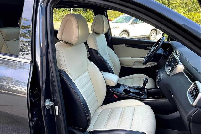 Photo of 2016 Platinum Graphite Kia Sorento