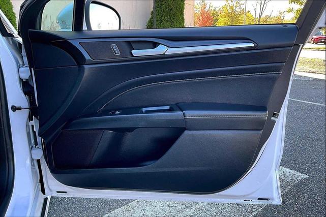 Photo of 2020 White Platinum Metallic Tri-Coat Ford Fusion