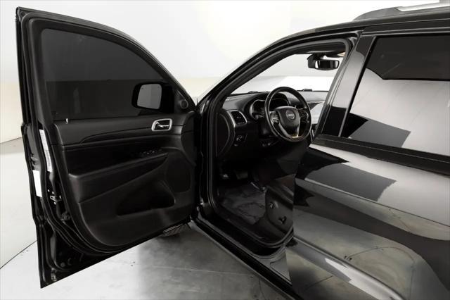 Photo of 2020 Diamond Black Crystal Pearl Jeep Grand Cherokee