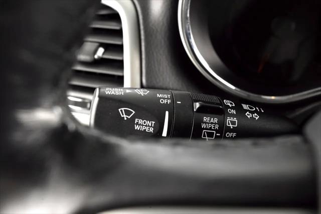 Photo of 2020 Diamond Black Crystal Pearl Jeep Grand Cherokee
