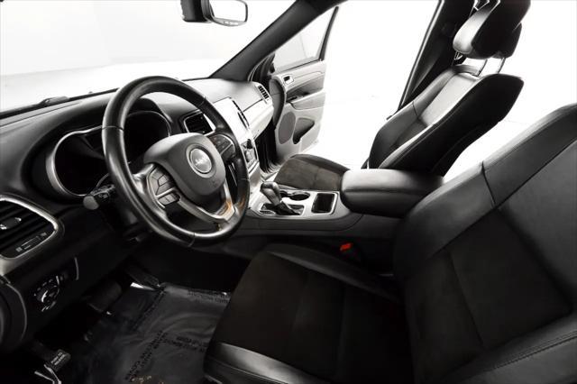 Photo of 2020 Diamond Black Crystal Pearl Jeep Grand Cherokee
