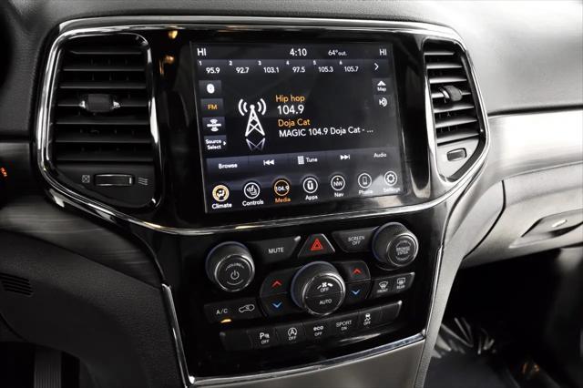 Photo of 2020 Diamond Black Crystal Pearl Jeep Grand Cherokee