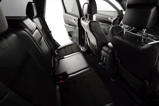 Photo of 2020 Diamond Black Crystal Pearl Jeep Grand Cherokee